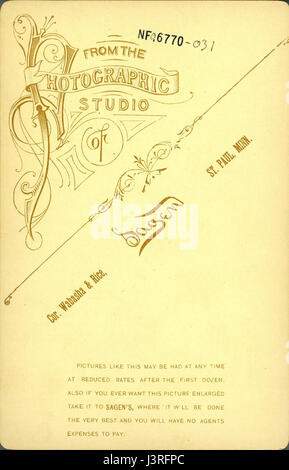 Dies ist eine Fotografie aus dem Norsker Folkemuseum, die Norskamerikaner auf einem Kabinettfoto aus dem 19. Jahrhundert darstellt. Diese Bilder waren in dieser Zeit häufig und dokumentieren norwegische Einwanderer in Amerika. Stockfoto