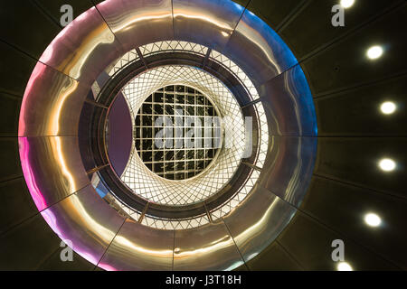 Blick von den unteren Ebenen nach oben durch die Oculus zum Himmel Reflector-Net oben auf der Fulton Mitte Transit Hub, Manhattan, New York, USA Stockfoto