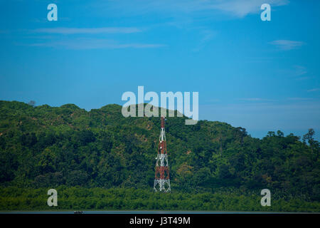 Handy-Netz auf am Ufer des Flusses Naf und neben dem Ne Tong Hügel am Teknaf Turm. Cox Bazar, Bangladesch. Stockfoto