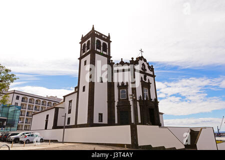 Kirche San Pedro (Igreja de Sao Pedro) in Ponta Delgada, Azoren, Portugal. Die Kirche mit umfangreichen Holzschnitzereien mit Blick auf den Hafen. Stockfoto