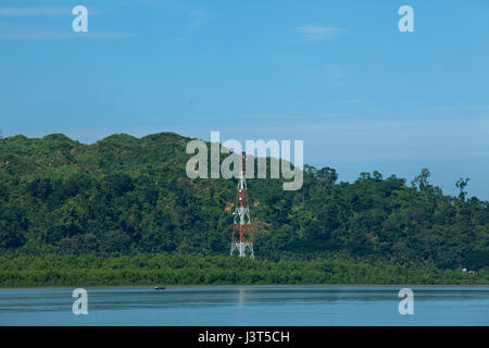 Handy-Netz auf am Ufer des Flusses Naf und neben dem Ne Tong Hügel am Teknaf Turm. Cox Bazar, Bangladesch. Stockfoto