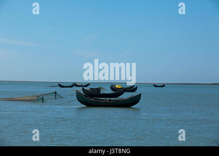 Angelboote/Fischerboote auf dem Golf von Bengalen auf dem Saint Martin Island, bekannt lokal als Narkel Jinjira. Cox Bazar, Bangladesch. Stockfoto