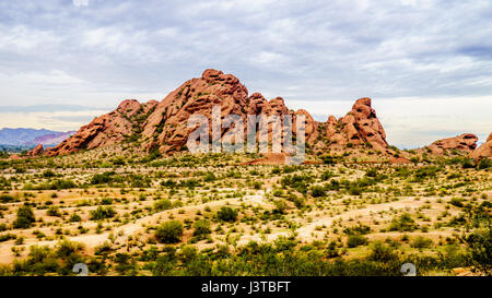Die aus rotem Sandstein Buttes Papago Park mit seinen zahlreichen Höhlen und Spalten verursacht durch Erosion unter bewölktem Himmel in der Stadt Tempe, Arizona in den USA Stockfoto