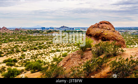Die aus rotem Sandstein Buttes Papago Park mit seinen zahlreichen Höhlen und Spalten verursacht durch Erosion unter bewölktem Himmel in der Stadt Tempe, Arizona in den USA Stockfoto