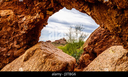 Arch, die durch Erosion in den roten Sandstein Buttes des Papago Park in der Nähe von Phoenix, Arizona, USA Stockfoto