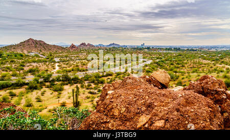 Die Stadt Phoenix in das Tal der Sonne gesehen aus dem roten Sandstein Buttes im Papago Park in Arizona, USA Stockfoto