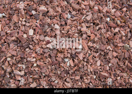 Betonwand mit ziegelroten Kiesel für den Einsatz als Hintergrund Stockfoto