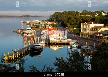 Morgendämmerung am Strahan Hafenstadt in Strahan, westlichen Tasmanien Stockfoto