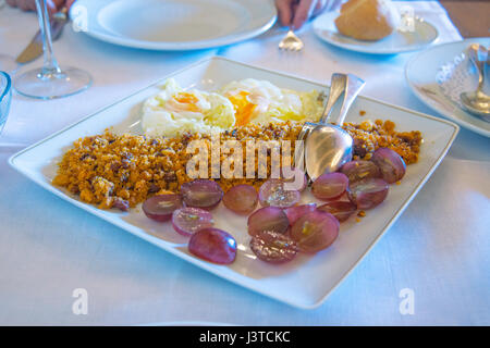 Migas Ortsstruktur gemacht spanische Traditionsgericht Krümel, Spiegeleier und Trauben. La Mancha, Spanien. Stockfoto