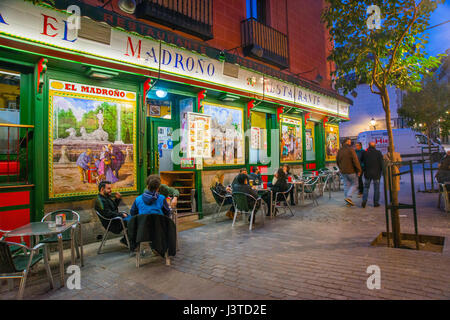 Terrasse des Restaurants El Madroño, Nachtansicht. Nuntius Straße, Madrid, Spanien. Stockfoto