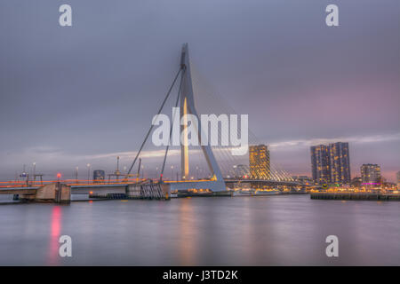 Leichte Wanderwege vom Verkehr überqueren Sie die erasmusbrug in Rotterdam, Niederlande, in der Dämmerung von wilheminaplein genommen Stockfoto