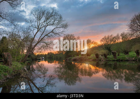 Fluß Avon bei Sonnenuntergang, Warwickshire, England Stockfoto