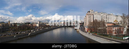 Moskau: Skyline von Moskau mit Blick auf die befestigte Anlage des Kreml und Bolschoi-Stein-Brücke (größere Steinbrücke) auf der Moskwa Stockfoto