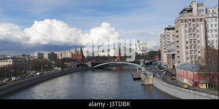 Moskau: Skyline von Moskau mit Blick auf die befestigte Anlage des Kreml und Bolschoi-Stein-Brücke (größere Steinbrücke) auf der Moskwa Stockfoto