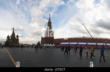 Der Festungskomplex der Moskauer Kreml-Mauer mit Spasskaja-Turm und Basilius Kathedrale, 3 Symbole der Stadt mit Blick auf das rote Quadrat Stockfoto