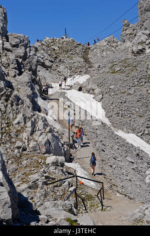 Wanderer, die ihren Weg auf dem Hefelekar Berg, Tirol, Österreich Stockfoto