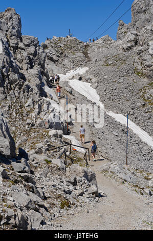 Wanderer, die ihren Weg auf dem Hefelekar Berg, Tirol, Österreich Stockfoto