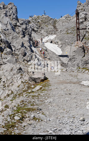 Wanderer, die ihren Weg auf dem Hefelekar Berg, Tirol, Österreich Stockfoto