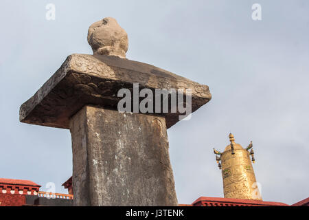 Tang-tibetischen Frieden Vertrag von Säule und Dhvaja Siegesbanner in goldene metallische Form am Jokhang Tempel in Lhasa, Tibet Stockfoto