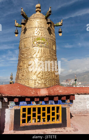 Dhvaja Siegesbanner in goldene metallische Form auf dem Dach des Jokhang Tempels. Stockfoto