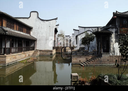 Traditionelle Häuser entlang des Canal Grande, alte Stadt von Yuehe in Jiaxing, Zhejiang Provinz, China, 20. Februar 2016. Stockfoto