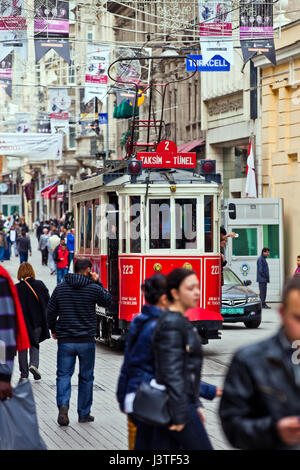 Roten alten Straßenbahn, Taksim-Tünel Nostalgie-Straßenbahn in der Stadt Istanbul, Türkei Stockfoto