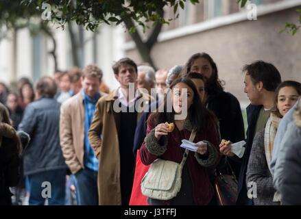 Expatriate Wähler darauf vorbereiten, ihre Stimme abgeben, für die zweite Runde der französischen Präsidentschaftswahl in einem Wahllokal am Lycee Francais Charles de Gaulle in South Kensington, London. Stockfoto