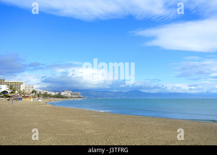 Ein Strand der Costa Del Sol vor einer Saison, Mittelmeer und einen Blick in die Stadt Torremolinos, Andalusien, Spanien. Stockfoto