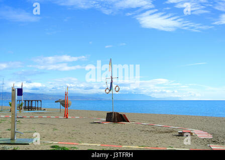 Strand, Vorbereitung vor einem Touristensaison in Torremolinos, Costa Del Sol, Andalusien, Spanien. Stockfoto