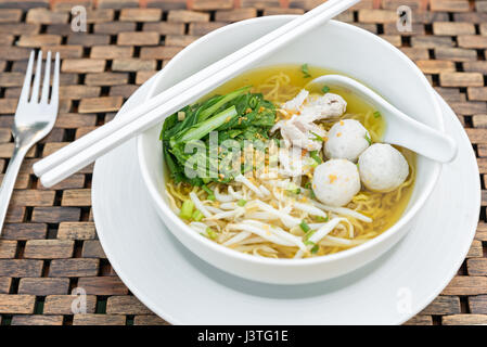 Chinesische gelbe Nudeln mit Fisch ball Stockfoto