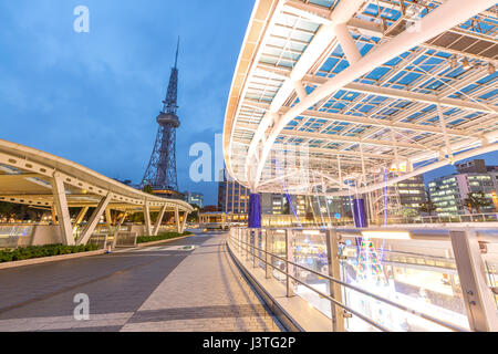 Oase 21 in Nagoya, Japan Stadt Skyline mit Nagoya Turm. Sie sind öffentlicher Ort Stockfoto