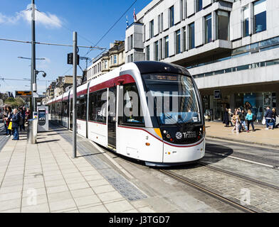 Transport für Edinburgh Straßenbahn Straßenbahn Haltestelle Princes Street in Edinburgh Schottland, Vereinigtes Königreich Stockfoto