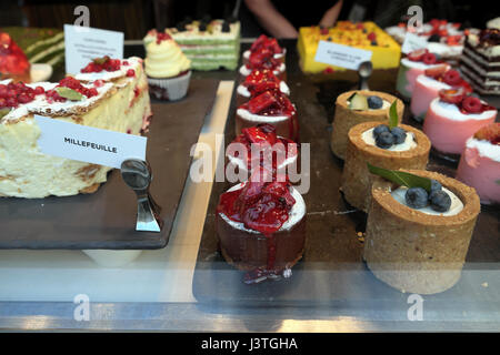 Wunderschöne Luxus dekoriert Reihen von Kuchen und Backwaren im Schaufenster des L'ETO Cafe Wardour Street, Soho London UK KATHY DEWITT Stockfoto