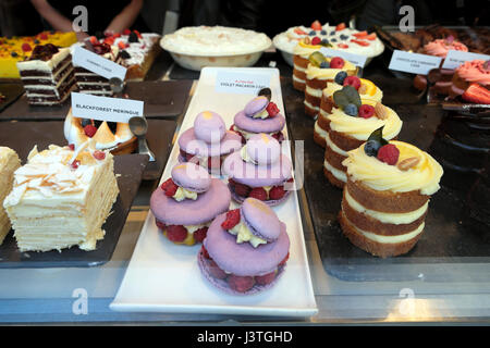 Wunderschöne Luxus dekoriert Cupcakes und Backwaren im Schaufenster des L'ETO Cafe Wardour Street, Soho London UK KATHY DEWITT Stockfoto