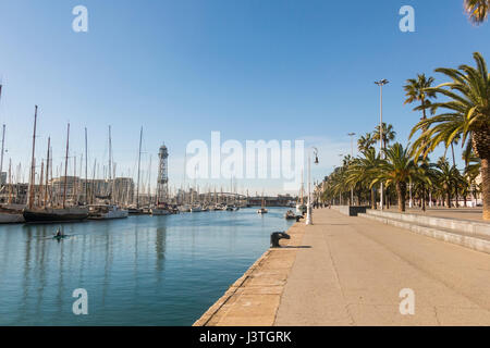 Der Hafen von Barcelona, am Ende der Ramblas. Auf dem Foto das die Moll De La Fusta-Wanderung und der Standseilbahn Turm. Barcelona, Spanien Stockfoto