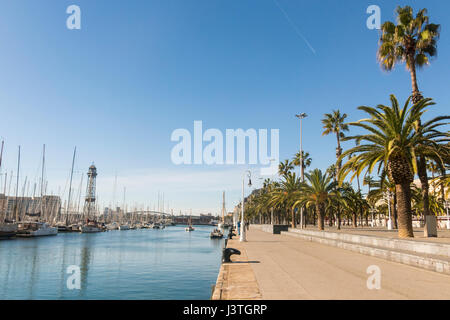 Der Hafen von Barcelona, am Ende der Ramblas. Auf dem Foto das die Moll De La Fusta-Wanderung und der Standseilbahn Turm. Barcelona, Spanien Stockfoto