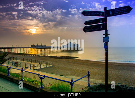 Eastbourne Pier in den Sonnenaufgang in dieser beliebten südenglischen Küstenort. Stockfoto