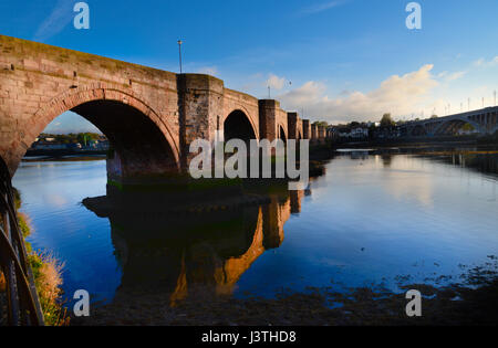 Berwick, drei Brücken überqueren die Tweed, The Old Bridge (nach links) sehen Sie hier, ein 15 Span Sandstein Bogen Brücke Mess 1.164 Fuß in der leng Stockfoto