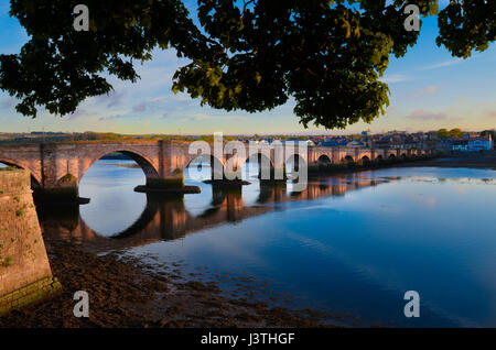 Berwick, drei Brücken überqueren die Tweed, The Old Bridge (nach links) sehen Sie hier, ein 15 Span Sandstein Bogen Brücke Mess 1.164 Fuß in der leng Stockfoto