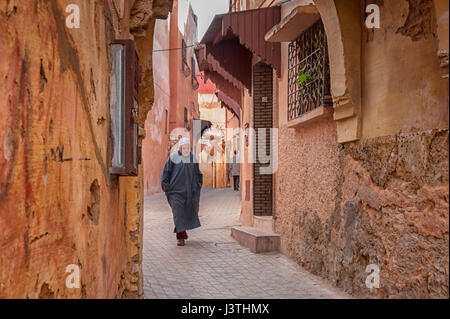 MEKNÈS, Marokko - 18. Februar 2017: Unbekannte Passanten auf der Straße von Meknès, Marokko. Meknes ist eine der vier Königsstädte Stockfoto