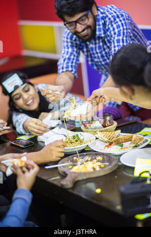Freunde gemeinsam Mittag genießen Sie in einem Restaurant. Stockfoto