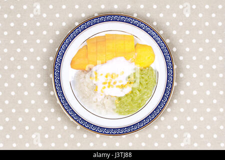Thai Dessert, Reife golden Mango mit grünen und weißen Klebreis in Kokosmilch rufen Sie Khao Neauw Mamoung in Thai Stockfoto