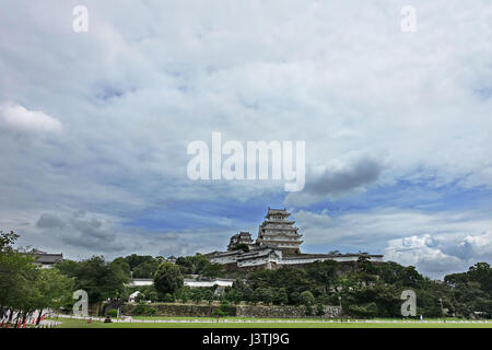 Burg Himeji ist die größte Burg von Japan als White Heron Castle und Hollywood-Film, "Last Samurai" wurde hier gedreht. In die Wolken versammelten sich eine Menge duri Stockfoto