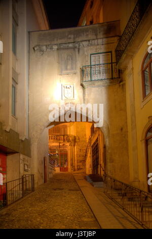 Porta de Almedina in der Abenddämmerung, Altstadt, Altstadt, Bei Abenddämmerung, Coimbra, Portugal, Europa I Tor Porta de Almedina Coimbra, Beira Litoral, Regio Stockfoto