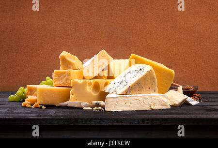 Verschiedene Arten von Käse Stockfoto