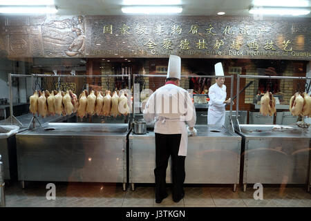 Köche bereiten Ente Braten im ursprünglichen Quanjude Restaurant an der Qianmen Straße in Peking, China, 22. Februar 2016. Stockfoto