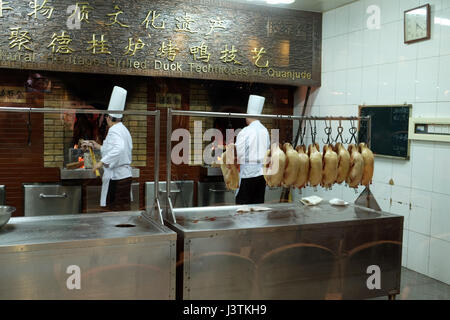 Köche bereiten Ente Braten im ursprünglichen Quanjude Restaurant an der Qianmen Straße in Peking, China, 22. Februar 2016. Stockfoto