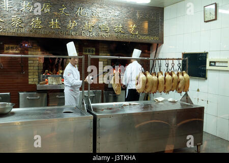 Köche bereiten Ente Braten im ursprünglichen Quanjude Restaurant an der Qianmen Straße in Peking, China, 22. Februar 2016. Stockfoto