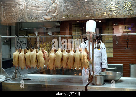 Köche bereiten Ente Braten im ursprünglichen Quanjude Restaurant an der Qianmen Straße in Peking, China, 22. Februar 2016. Stockfoto