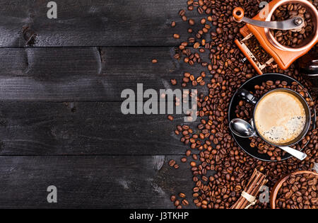 Schwarze Tasse Kaffee, gemahlener Kaffee, Mühle, Schüssel Stockfoto